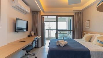 1 quarto, escrivaninha, ferros/tábuas de passar roupa, berço de viagem