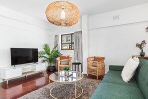 Apartment (2 Bedrooms) | Interior - 1 Plomarion (Cape Town)