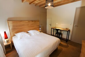 4 bedrooms, iron/ironing board, WiFi