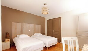 4 bedrooms, iron/ironing board, WiFi