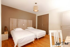 4 bedrooms, iron/ironing board, WiFi