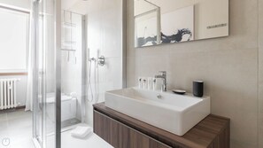 Dusche, Haartrockner, Bidet, Handtücher