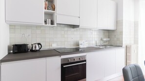 Réfrigérateur, four à micro-ondes, un four, surface de cuisson