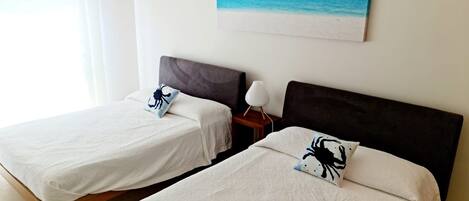 4 bedrooms, iron/ironing board, internet, bed sheets