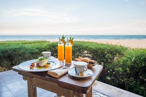 Outdoor dining - Beachfront Bungalow - One Bedroom Resort, Sleeps 2 (Thành phố Phan Thiết)