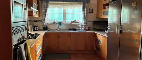 冷蔵庫、電子レンジ、オーブン、コンロ