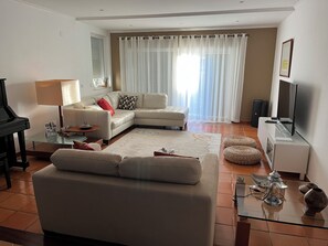 Smart TV, fireplace
