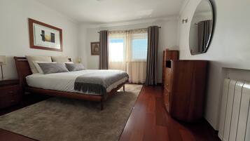 4 habitaciones, tabla de planchar con plancha y cuna de viaje