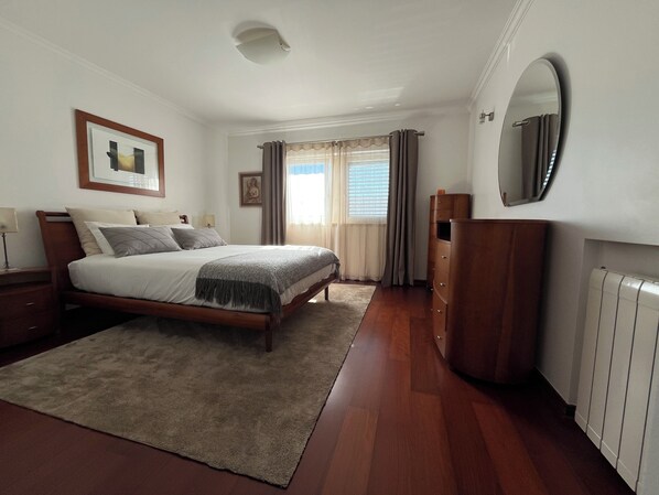 4 habitaciones, tabla de planchar con plancha y cuna de viaje 