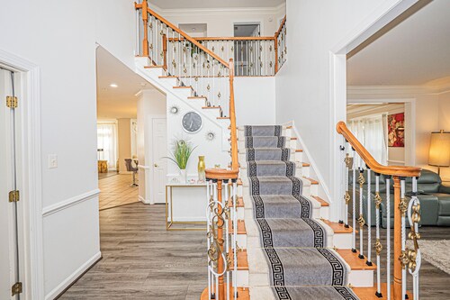 Spacious Luxury 8BR Family Retreat Near DC - Perfect for Groups & Families