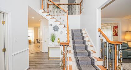 Spacious Luxury 8BR Family Retreat Near DC - Perfect for Groups & Families