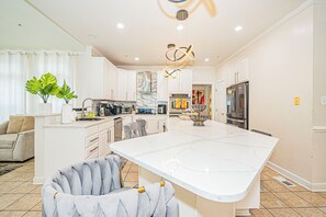 ميكروويف، فرن، موقد طهي مسطح، غسالة أطباق