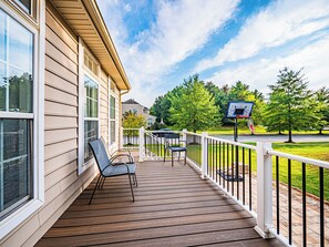 Terrace/patio - Spacious Luxury 8BR Family Retreat Near DC - Perfect for Groups & Families (Glenn Dale)
