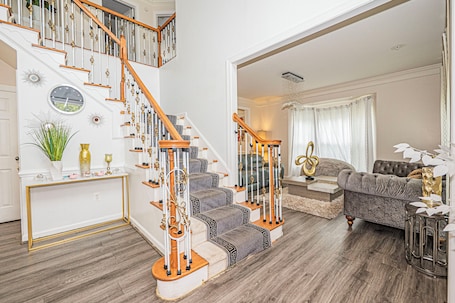 Interior. Spacious Luxury 8BR Family Retreat Near DC - Perfect for Groups & Families