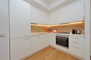 Réfrigérateur, four à micro-ondes, un four, surface de cuisson