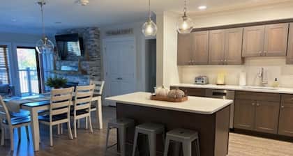 Beautiful Slope Side Condo at Cranmore Mountain, North Conway NH