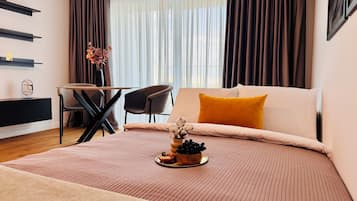 Apartemen Comfort, 1 kamar tidur, Bebas Asap Rokok, balkon | Tirai kedap cahaya, setrika/meja setrika, Wi-Fi gratis, dan seprai linen