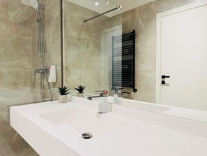 Appartement Confort, 1 chambre, non-fumeur, balcon | Salle de bain | Douche, articles de toilette (gratuits), séchoir à cheveux