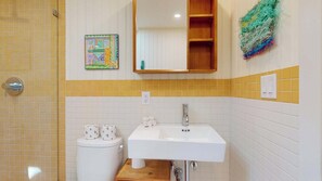 Shower, hair dryer, towels, soap - Newly Renovated Top Floor East End 2BR Condo - Sleeps 4! (Provincetown)
