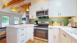 Fridge, oven, stovetop, dishwasher