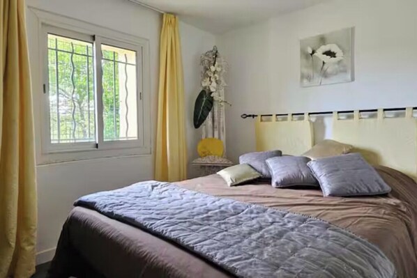 1 chambre, fer et planche à repasser, accès au Wi-Fi (inclus)