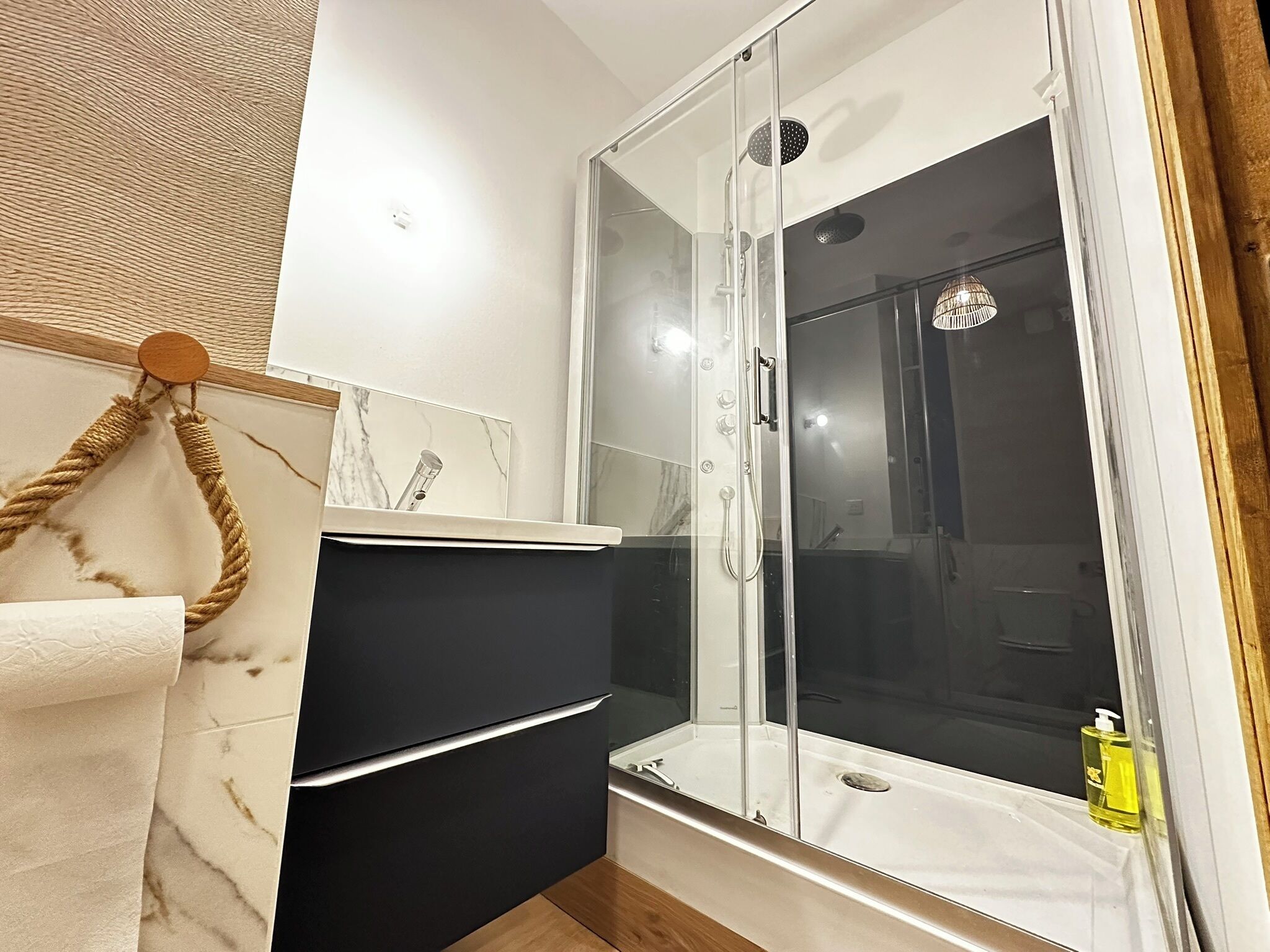 Douche, sèche-cheveux, serviettes fournies, papier toilette