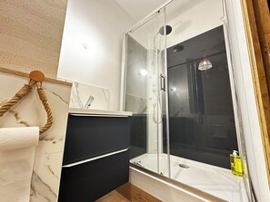 Shower, hair dryer, towels, toilet paper - The sea effect on the banks of the Loire (Sully-sur-Loire)