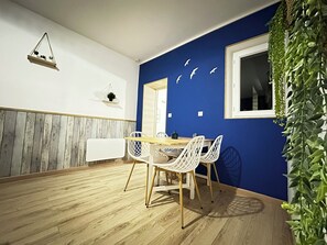 Dining - The sea effect on the banks of the Loire (Sully-sur-Loire)