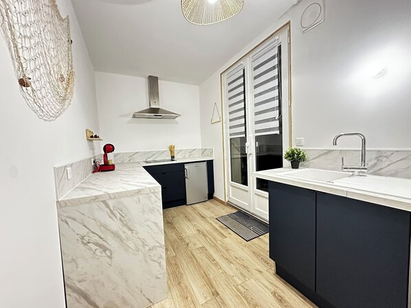 Kjøleskap, mikrobølgeovn, ovn og kokeplater