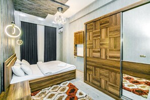 2 bedrooms, iron/ironing board, internet, bed sheets