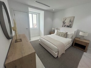 3 عدّة غرف نوم ومكواة/لوح كي وواي فاي وملاءات أسرّة