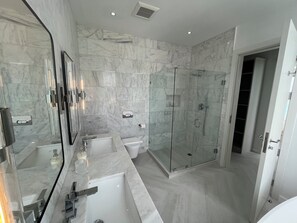 تجهيزات دش، مجففات شعر، مناشف، صابون