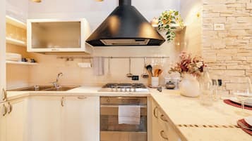 Microonde, forno, piano cottura, lavastoviglie