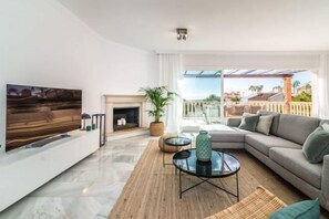 Room - All About Las Adelfas (Marbella)