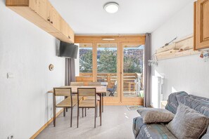 TV - 'Superdevoluy' Apartment with Mountain View and Balcony (Dévoluy)