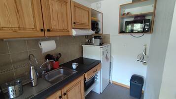 Een koelkast, een microgolfoven, een oven, een kookplaat