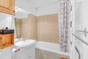 Shower - 'Superdevoluy' Apartment with Mountain View and Balcony (Dévoluy)