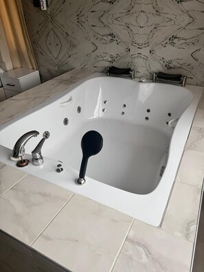 Baignoire Ă jets, sĂšche-cheveux, serviettes fournies, savon