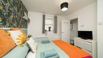 Iron/ironing board, free WiFi, bed sheets