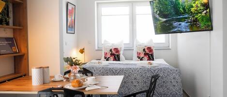 1 slaapkamer, een strijkplank/strijkijzer, wifi, beddengoed