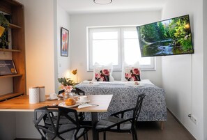 1 dormitori, planxa i posts de planxar, wifi i roba de llit 