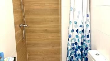 Een douche, een haardroger, handdoeken