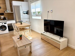 Fridge, microwave, oven, stovetop - Holiday Home 'La Coqueta' with Wi-Fi (Puente Tocinos)