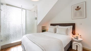 Minibar, desk, laptop workspace, free WiFi