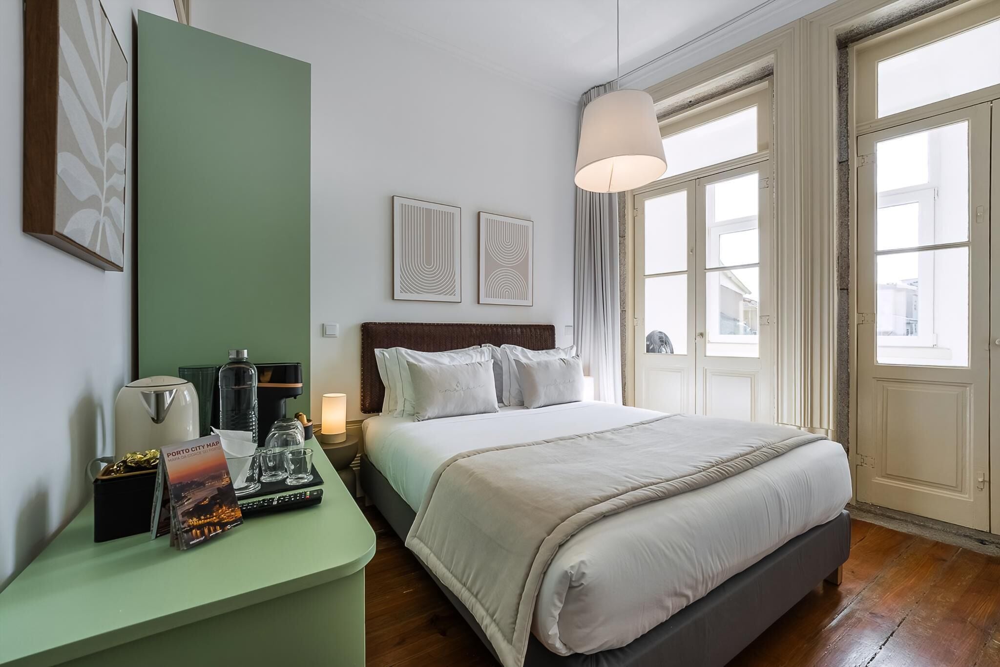 Appartement (King Room with Balcony) | Een bureau, een laptopwerkplek, een strijkplank/strijkijzer, gratis wifi