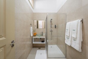 อพาร์ทเมนท์ (Standard Room) | ห้องน้ำ | ฝักบัว, ของใช้ในห้องน้ำฟรี, ไดร์เป่าผม, สบู่