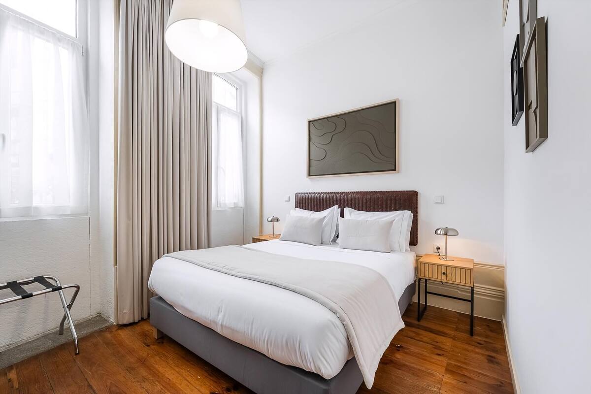 Minibar, desk, laptop workspace, free WiFi