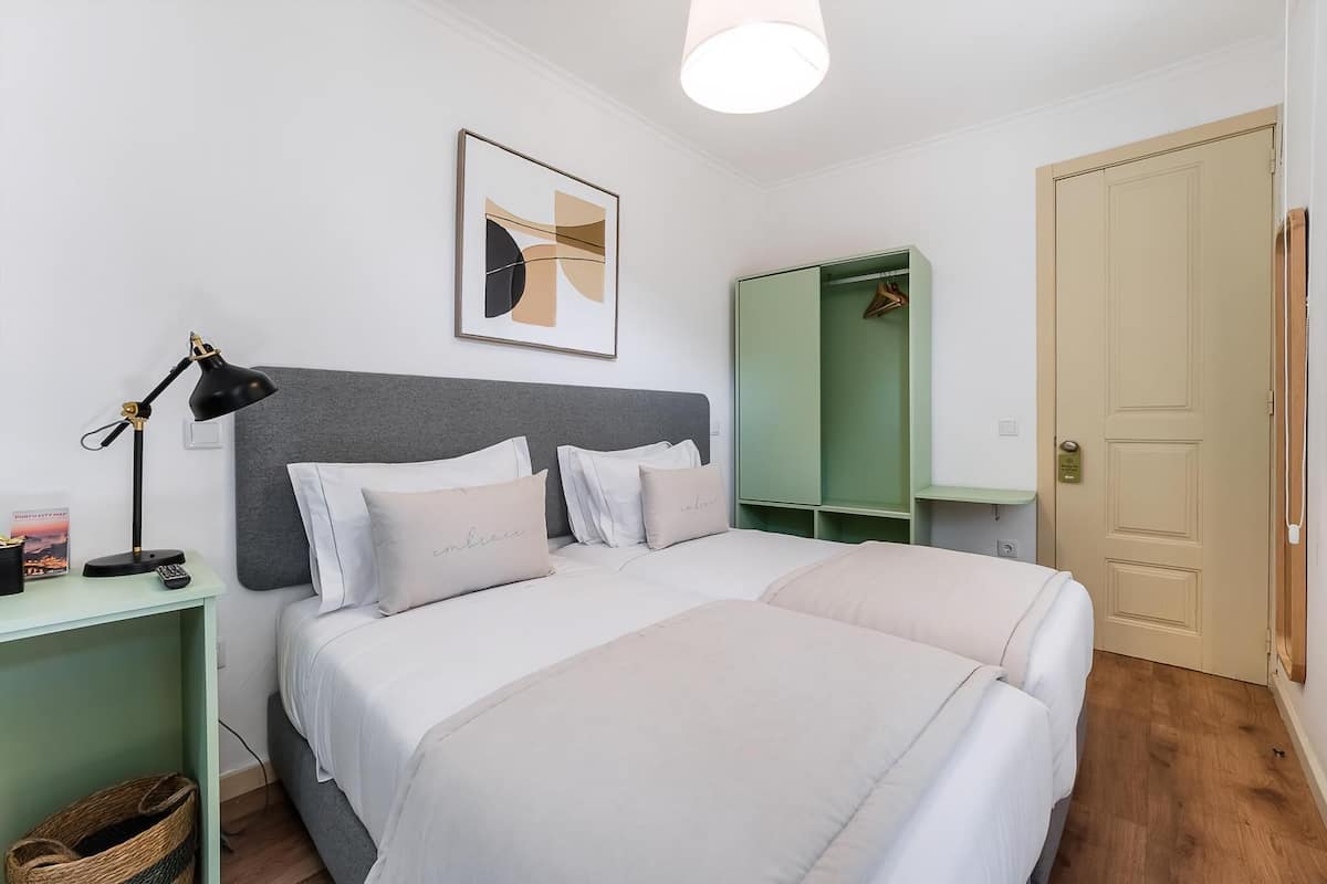 Minibar, desk, laptop workspace, free WiFi