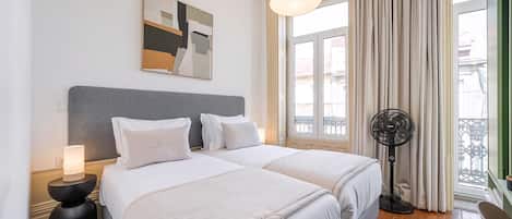 Appartement (Room with Balcony) | Een bureau, een laptopwerkplek, een strijkplank/strijkijzer, gratis wifi