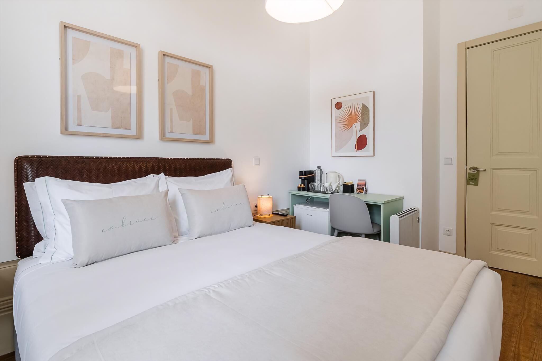 Appartement (Room with Terrace) | Een bureau, een laptopwerkplek, een strijkplank/strijkijzer, gratis wifi